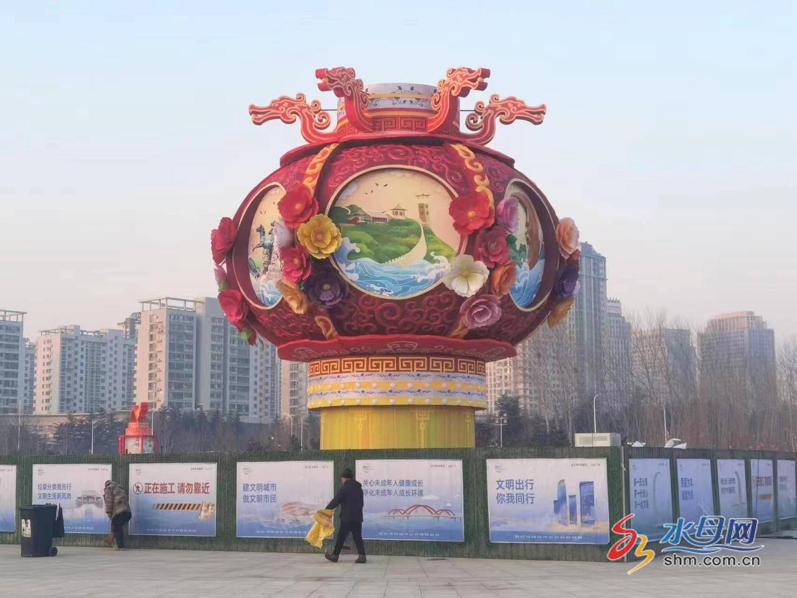 2024春节山东乡村文化旅游节·烟台12米高花灯亮相市民休闲广场(图1)
