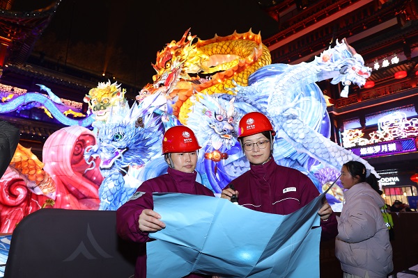 豫园灯会流光溢彩的背后 一群美丽的“守护者”日行2万多步(图2)