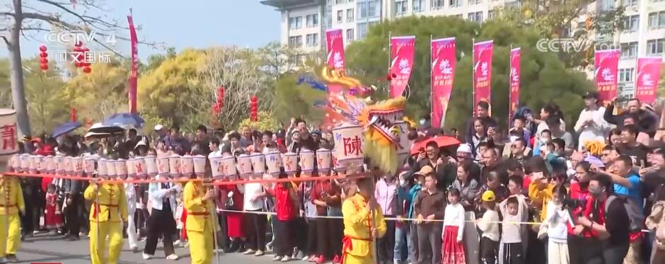 民俗“踩街”闹新春、博物馆里过大年 各地旅游市场火热 文化氛围拉满(图1) 民俗“踩街”闹新春、博物馆里过大年 各地旅游市场火热 文化氛围拉满(图1)