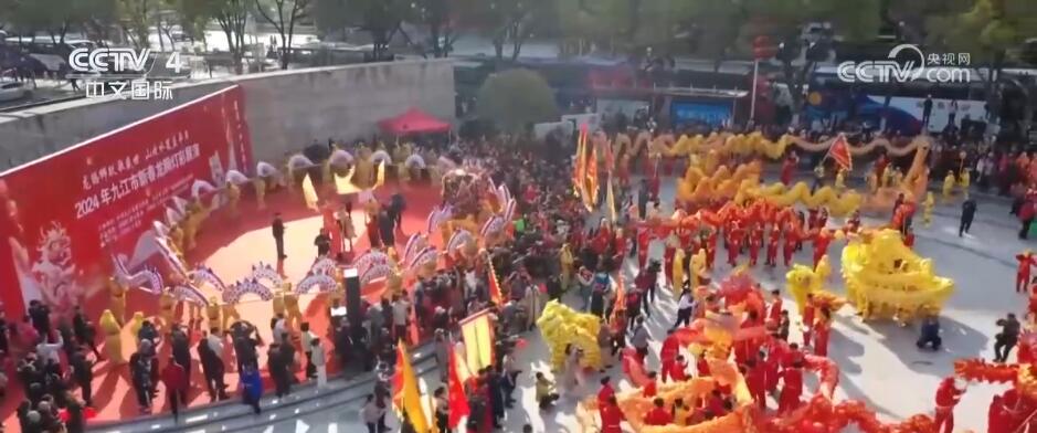 民俗“踩街”闹新春、博物馆里过大年 各地旅游市场火热 文化氛围拉满(图4) 民俗“踩街”闹新春、博物馆里过大年 各地旅游市场火热 文化氛围拉满(图4)