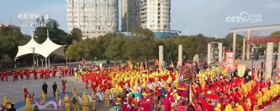 民俗“踩街”闹新春、博物馆里过大年 各地旅游市场火热 文化氛围拉满(图3) 民俗“踩街”闹新春、博物馆里过大年 各地旅游市场火热 文化氛围拉满(图3)
