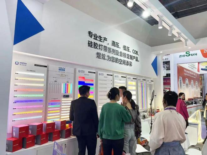 古镇灯博会看什么?煜炫、凯雷德、朗漫、创维、泽上电子…(图3) 古镇灯博会看什么?煜炫、凯雷德、朗漫、创维、泽上电子…(图3)