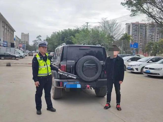 车顶非法安装“爆闪灯”被举报交警:安排!(图2) 车顶非法安装“爆闪灯”被举报交警:安排!(图2)