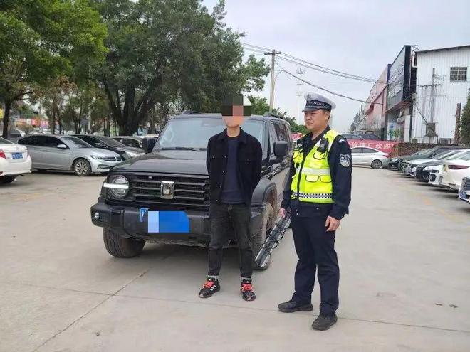 车顶非法安装“爆闪灯”被举报交警:安排!(图1) 车顶非法安装“爆闪灯”被举报交警:安排!(图1)