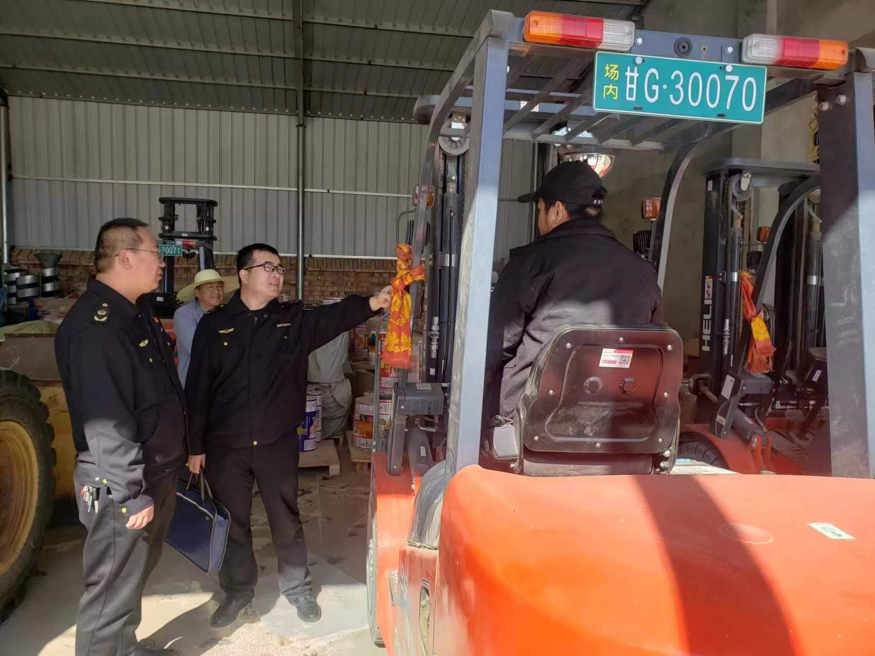 甘肃省临泽县新华镇市场监管所开展叉车专项检查(图1) 甘肃省临泽县新华镇市场监管所开展叉车专项检查(图1)