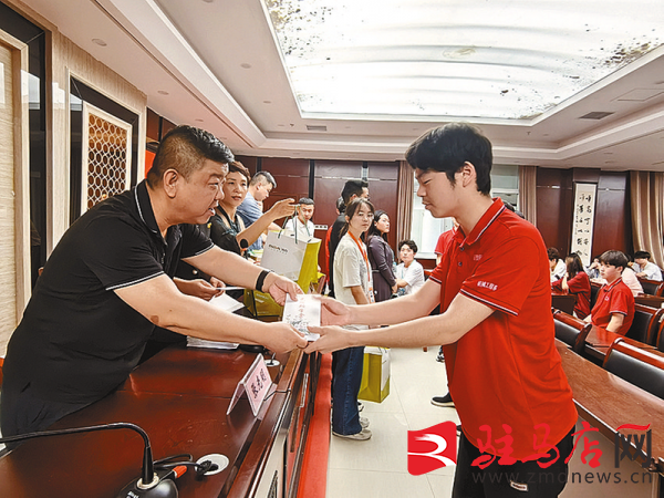 驻马店技师学院举行2024年“光明助学金”发放仪式(图1)