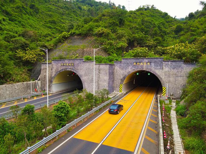 浙江省首个高速公路隧道智能照明系统投用(图1) 浙江省首个高速公路隧道智能照明系统投用(图1)