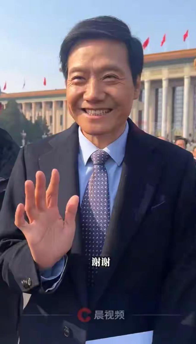 雷军第一个发言又紧张的扣手他在人群高举小米手机他头发白了(图9)
