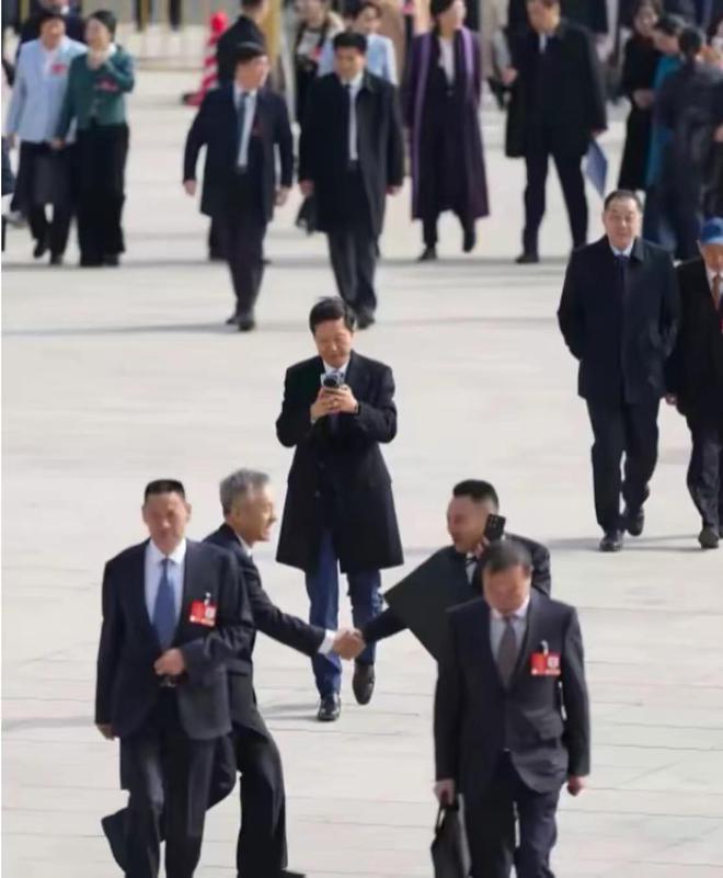 雷军第一个发言又紧张的扣手他在人群高举小米手机他头发白了(图10)