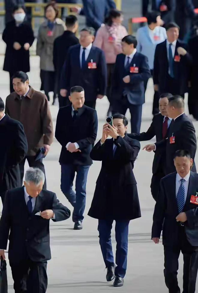 雷军第一个发言又紧张的扣手他在人群高举小米手机他头发白了(图12)