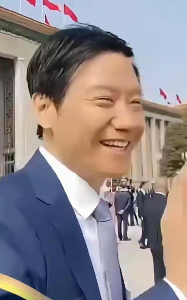 雷军第一个发言又紧张的扣手他在人群高举小米手机他头发白了(图13)