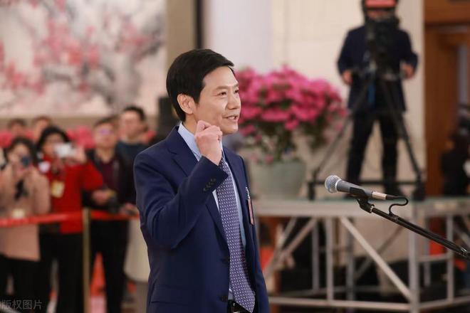 雷军第一个发言又紧张的扣手他在人群高举小米手机他头发白了(图1)