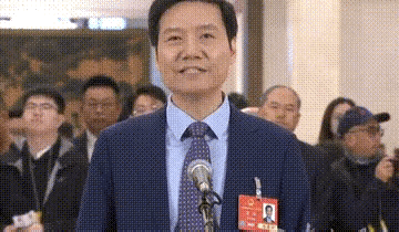雷军第一个发言又紧张的扣手他在人群高举小米手机他头发白了(图6)