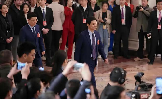 雷军第一个发言又紧张的扣手他在人群高举小米手机他头发白了(图4)