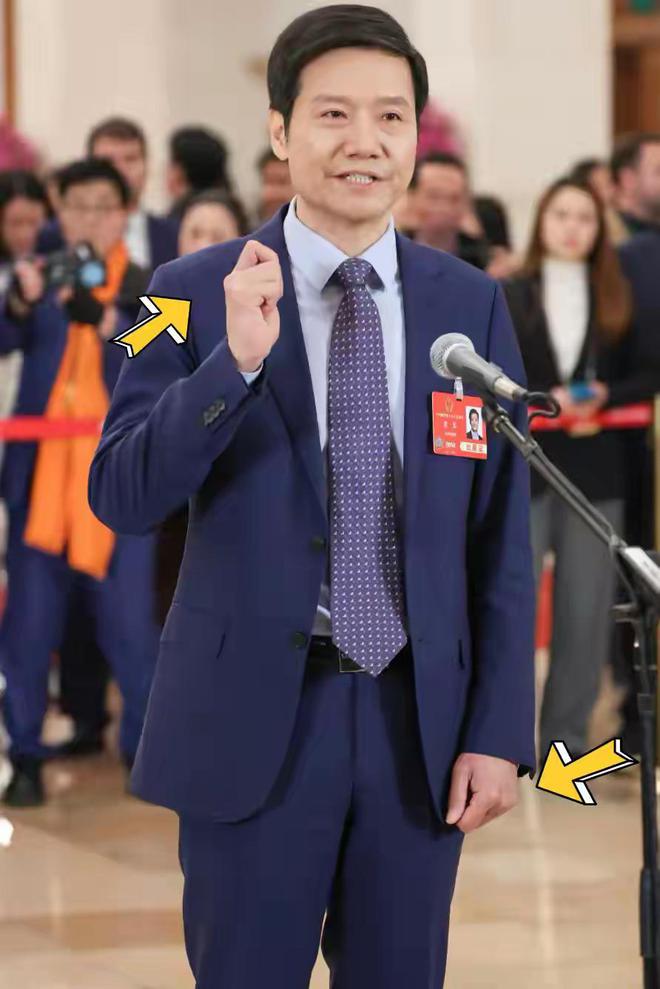 雷军第一个发言又紧张的扣手他在人群高举小米手机他头发白了(图7)